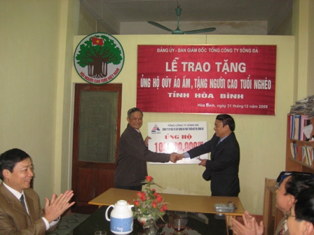 Công ty cổ phần Đầu tư xây dựng và Phát triển đô thi Sông Đà ủng hộ người cao tuổi nghèo tỉnh Hòa Bình